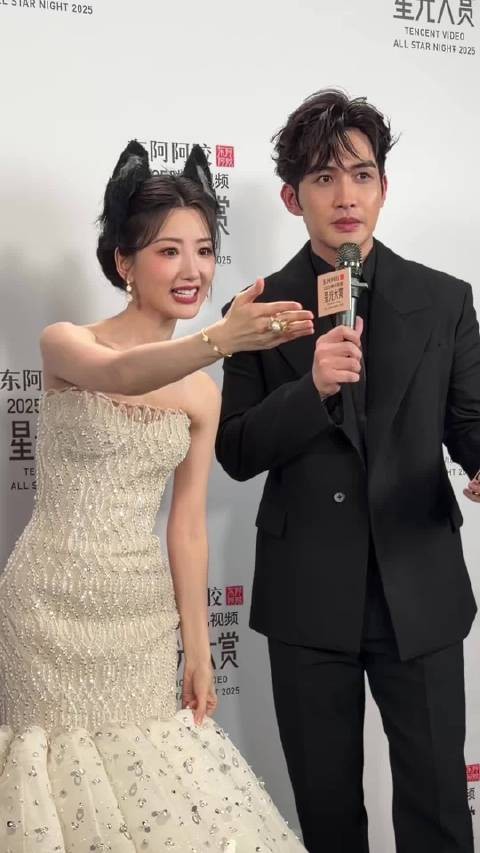 给@毛晓彤 戴发箍好甜呀！ 张彬彬毛晓彤红毯抱拳互动好甜文娱鲜锋榜毛晓彤