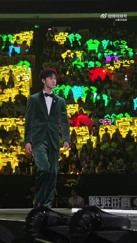 李昀锐跟粉丝说晚安，还发了小森林的灯牌，双向奔赴的浪漫真的太棒了！