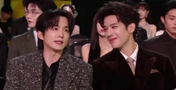 王安宇亮相星光大赏获赞一表人才