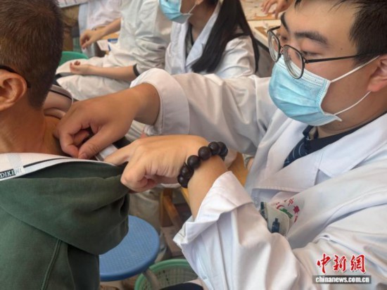 广州医院“开贴”岭南“三九天灸”。记者 蔡敏婕 摄