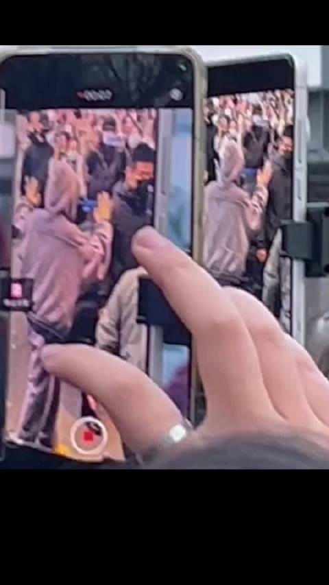 我不行了！同担太可爱了！只能一个一个的拍前面人的手机！