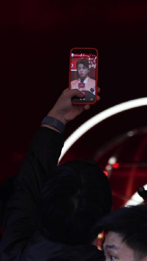 受不了好搞笑啊，昨天就这样周围不停“嘘！嘘！”