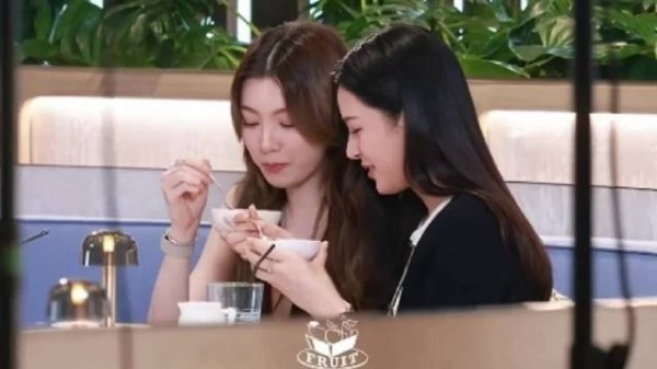 有一只猪猪傻笑完，发现头发掉热巧里了