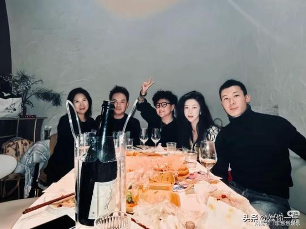 朱珠的冬至家宴照杀疯了，喝到脸红！小女儿穿着练功服满屋子打闹