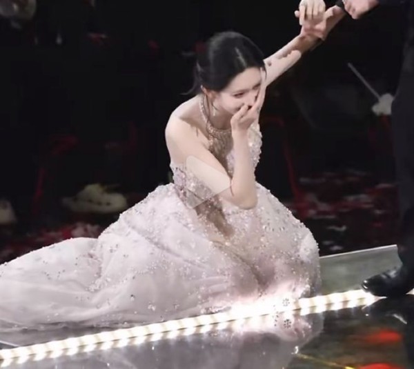 孟子义红毯摔倒上热搜，临场反应显情商，获奖感言逆风翻盘！