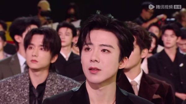 刘宇宁与好友畅聊被逗笑,怼脸镜头状态松弛