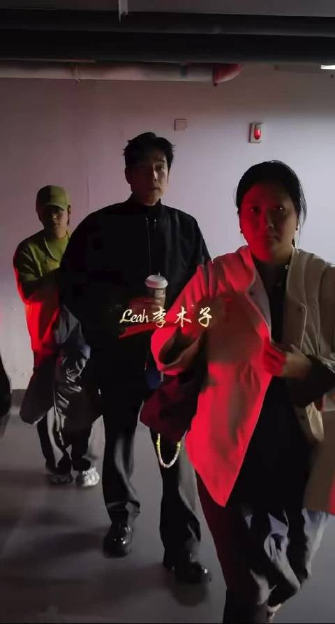 林依轮被周深粉丝逗乐笑出画面