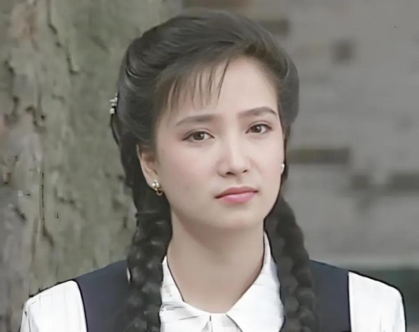 何晴参演《青青河边草》细节曝光：陈红要价太贵被换，后其经纪人却举报违规