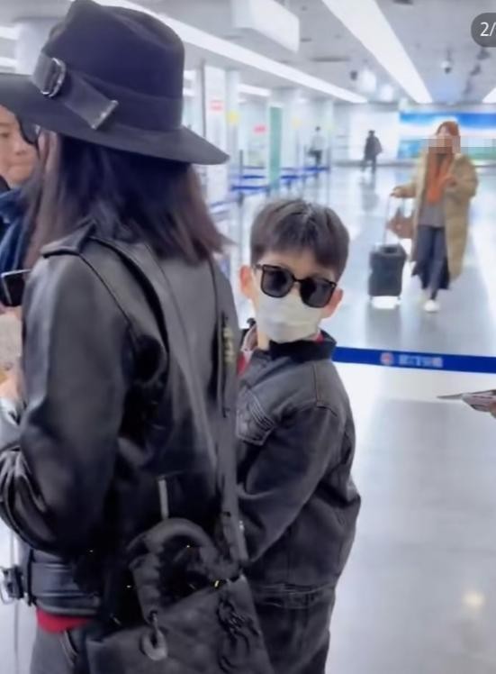 陈妍希带儿子现身海南！皮夹克配短裙又酷又飒，红色亲子装藏满母爱