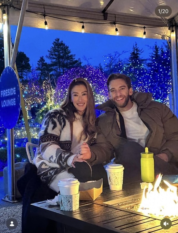 谢婷婷与小7岁男友外出度假，庆祝在一起两年，6岁女儿也在乐开怀