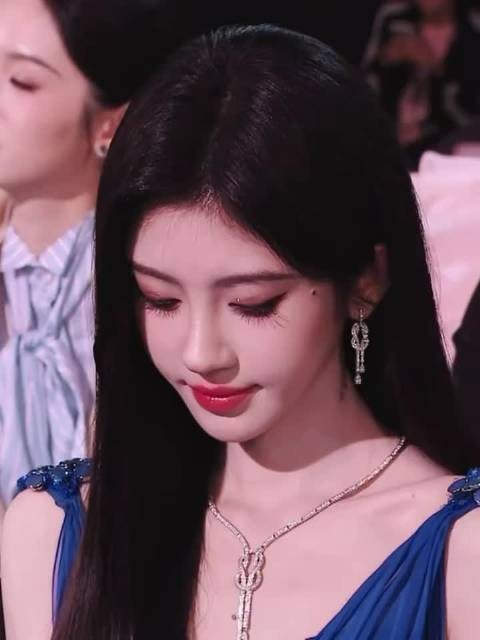 鞠婧祎演我上课玩手机被老师抓包