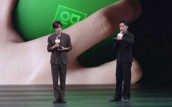 易烊千玺说2026年最想做的事是一个人出去旅行，想看旅行vlog！