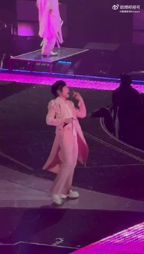 F4上海演唱会阿信意外摔下舞台