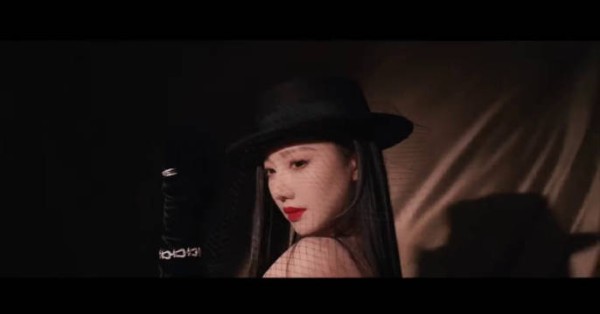 王鹤润黑丝绒礼服造型展现英气大花气质