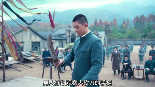 男人抽开剑柄，意外发现一张藏宝图