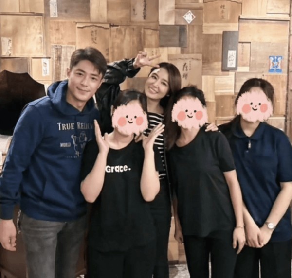 偶遇林心如霍建华吃饭 夫妻二人与网友合照状态超松弛