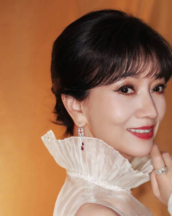 赵雅芝侧头托腮，温柔又精致。