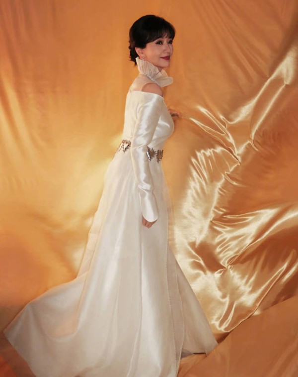 赵雅芝回眸神态温柔又贵气。