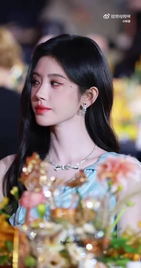 鞠婧祎“全球首戴”项链气质直接拉满啦，这是哪位仙女姐姐下凡啦