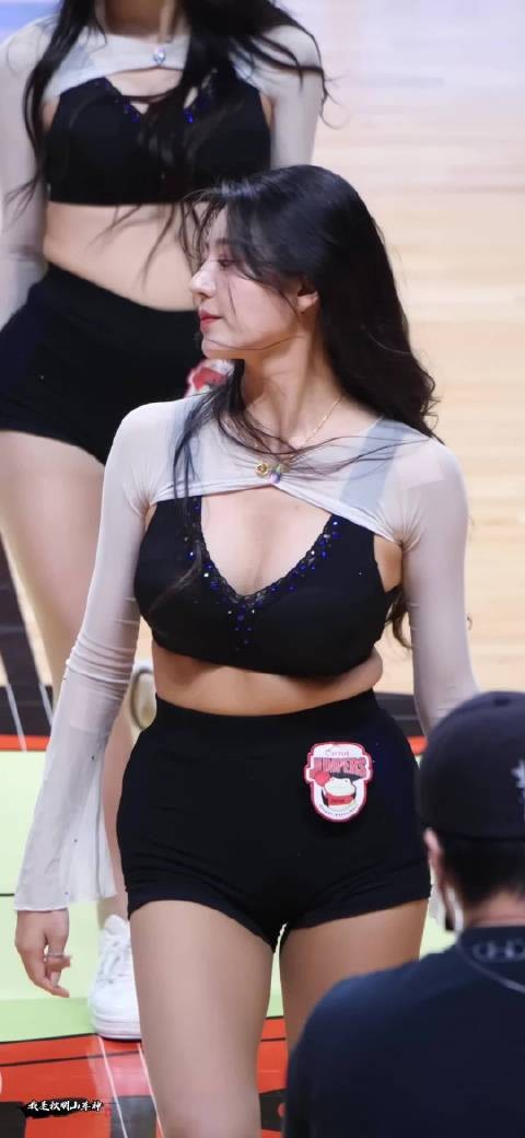 韩国篮球宝贝真的是神仙颜值，在现场看她跳舞真的是太养眼了