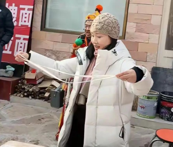何赛飞现身邯郸街头！写书法被追捧笑出满脸褶，街边做面条接地气
