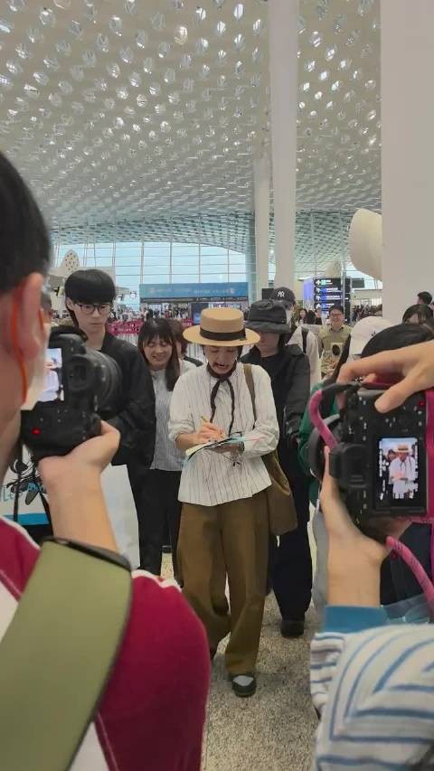 机场偶遇Ella给粉丝签名，主打一个签完你的签你的，都不白来嗷