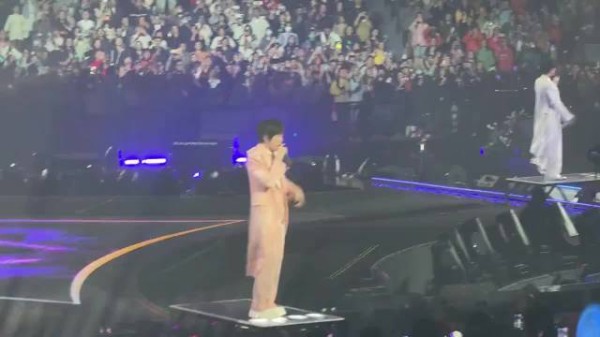 看见吴建豪飞出去才发现是阿信摔下舞台,几个人都好着急跑过去