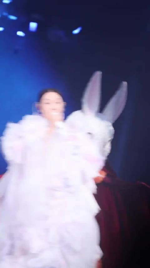 祝刘若英飞行日巡回诸暨站突破100场，恭喜