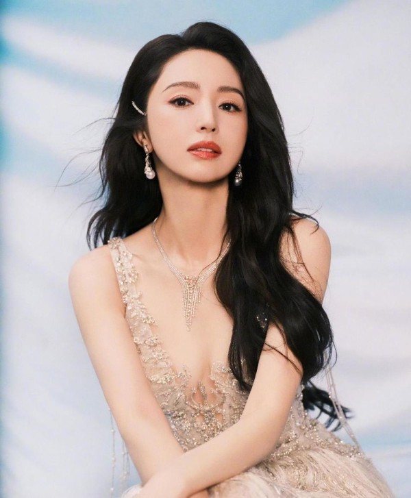 董璇46岁状态绝了！海边穿搭美出新高度，举手投足皆是风情