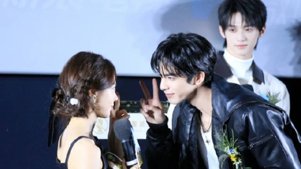 骄阳似我追剧团直播林屿森聂曦光甜蜜互动