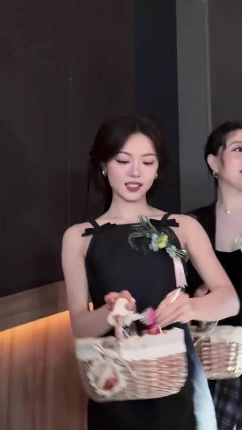 赵今麦给《骄阳似我》追剧团发糖啦 今天是千金公主来的