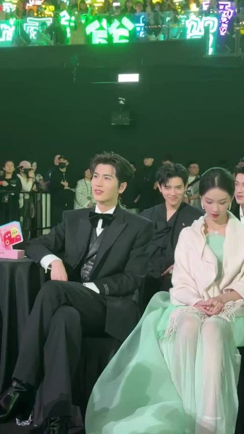 大家都是互相亲过嘴的关系啊..都聊聊天好好吗好的