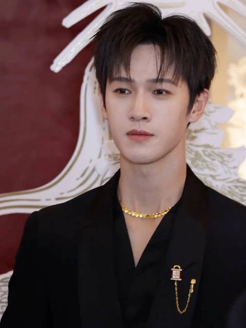 李昀锐黑金西装贵公子