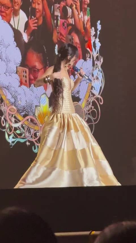 想不到啊想不到， ella 成了三个里头最有女人味儿的