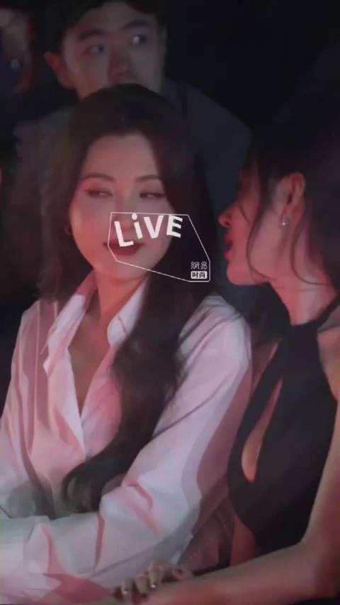 曾黎张天爱上海时装周现场