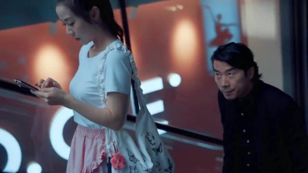 男人在房子中装摄像头，出租给独居女孩，偷拍她们的隐私牟取暴利