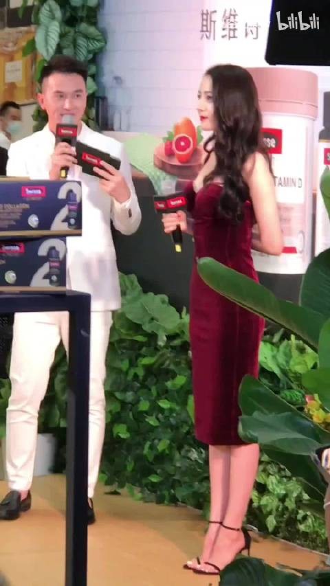 迪丽热巴Swisse活动现场，这件红色裙子好美