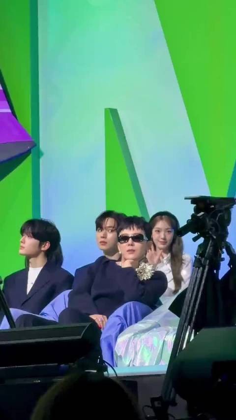 我爸太好笑了 被叫名字吓一跳 偷偷告诉我墨镜底下有没有闭眼睛