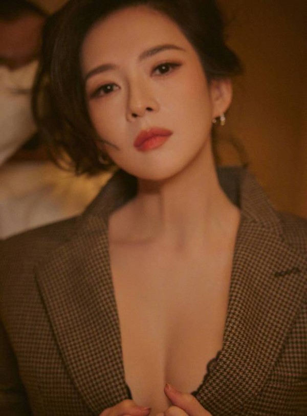 章子怡红唇冷眸，暖光里氛围慵懒又魅惑。