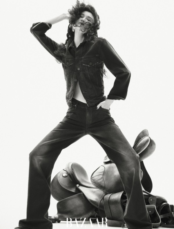 何穗产后登杂志封面大秀好身材