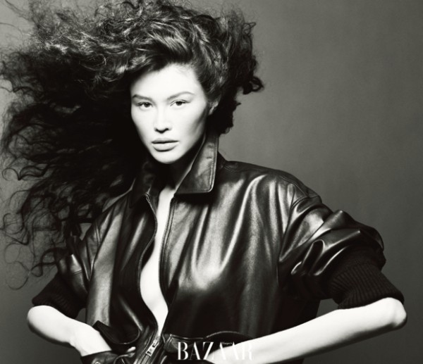 何穗黑皮外套搭随性造型，卷发肆意飞扬。