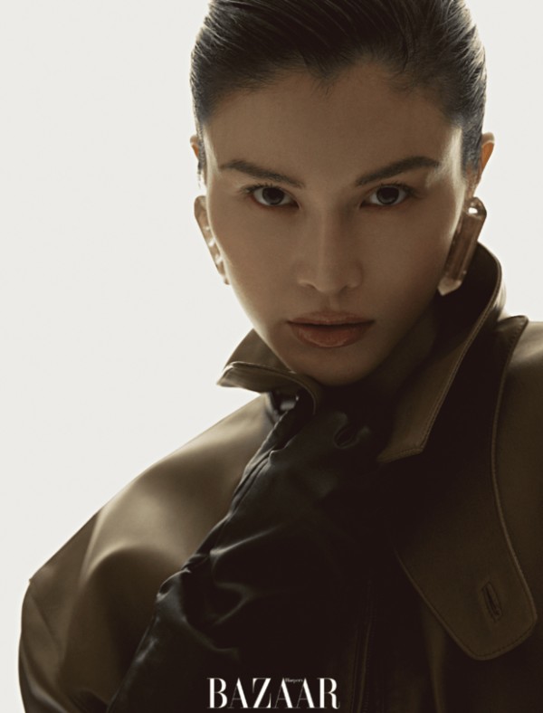 何穗深调造型配夸张耳饰，特写衬出锐利神态。