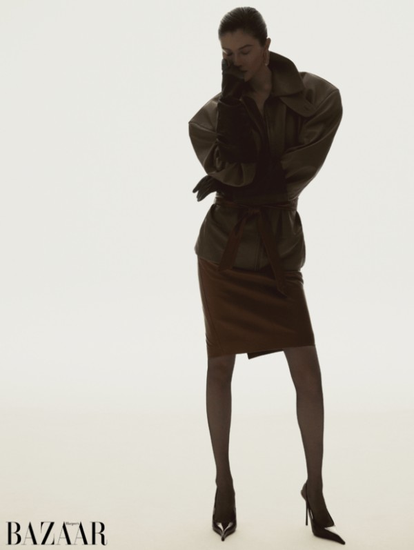 何穗棕调收腰套装造型，侧身姿态松弛裹着利落。