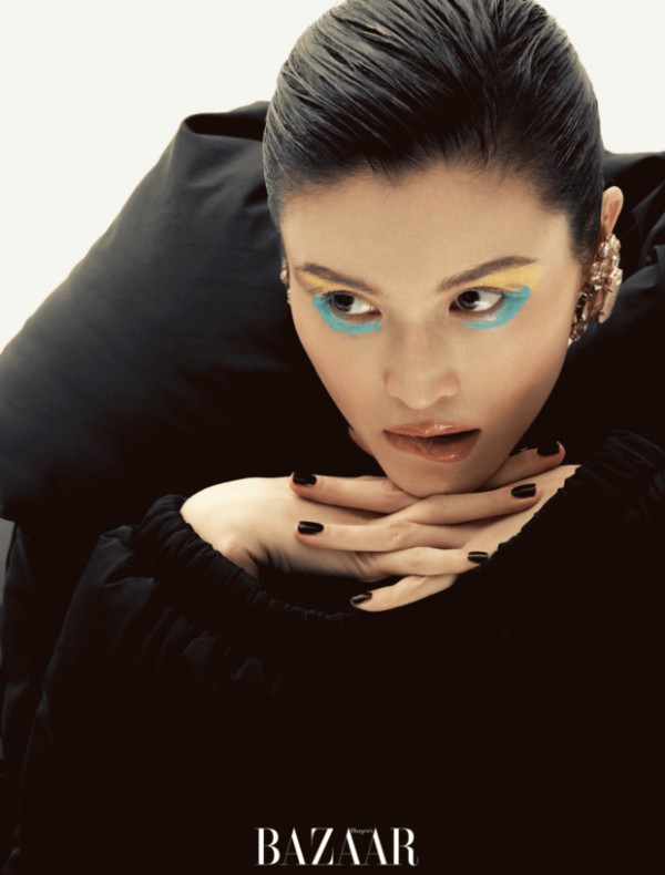 何穗神态冷艳舒展，产后状态精致又松弛。