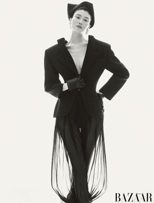 何穗黑调西装套装亮相，双手叉腰的姿态干练冷冽，裙摆细节添设计感。