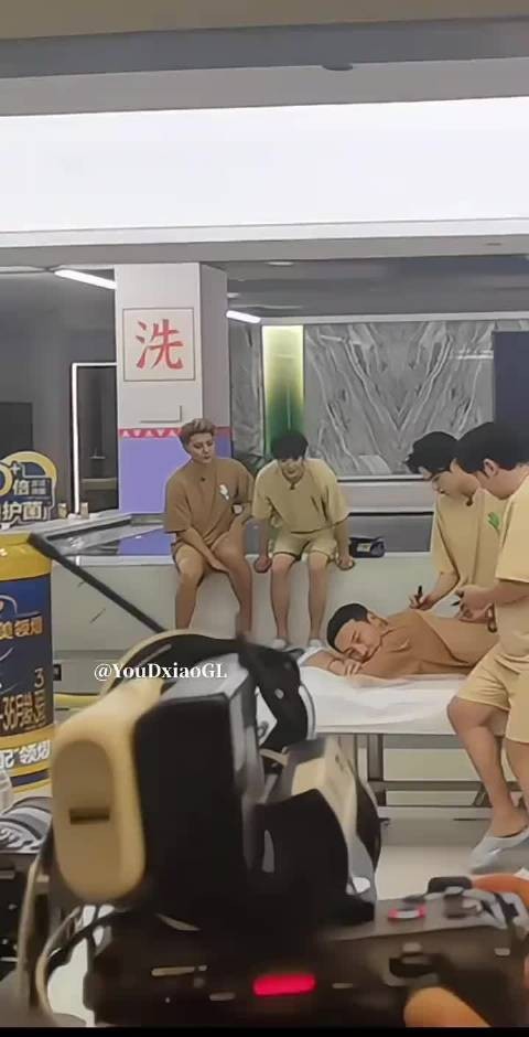 我的天啊粉丝也太厉害了连宇宙闪烁请注意澡堂里的录制路透都能搞到手