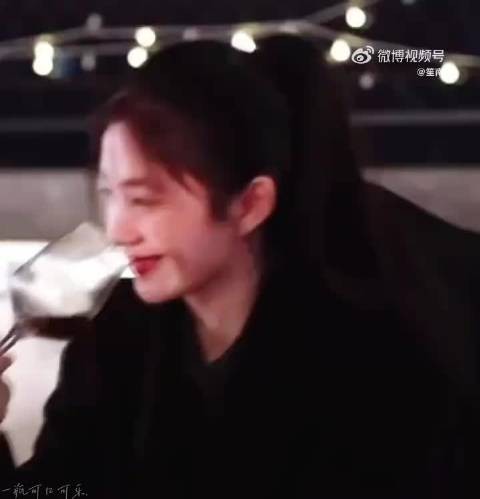 内娱明星红酒杯摇曳生姿定格惊艳瞬间