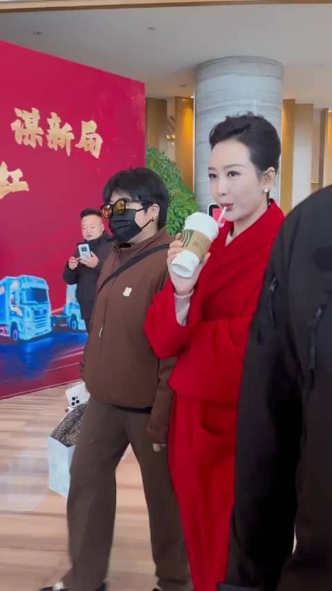 王鸥大侦探 录制上班，今天穿的好喜庆啊，是结婚主题嘛