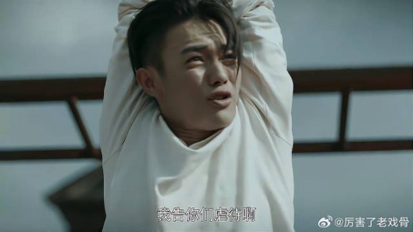 教官看上顾燕帧好酒 假装用钱买，下秒反应太搞笑！