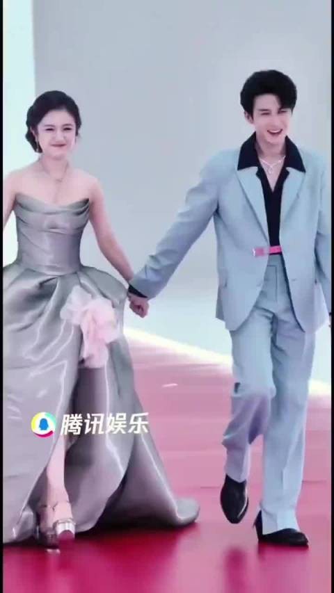 檀健次红毯绅士牵手化解尴尬，细节显教养